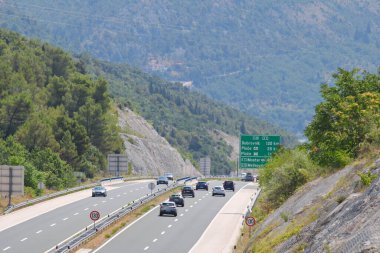 Hırvatistan 'ın Makarska kentinde 01.08.2023 plaj turistlerle dolu
