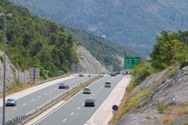 Hırvatistan 'ın Makarska kentinde 01.08.2023 plaj turistlerle dolu