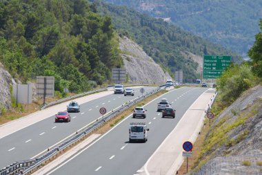 Hırvatistan 'ın Makarska kentinde 01.08.2023 plaj turistlerle dolu