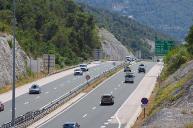 Hırvatistan 'ın Makarska kentinde 01.08.2023 plaj turistlerle dolu