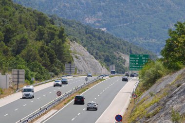 Hırvatistan 'ın Makarska kentinde 01.08.2023 plaj turistlerle dolu