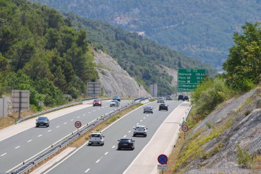 Hırvatistan 'ın Makarska kentinde 01.08.2023 plaj turistlerle dolu