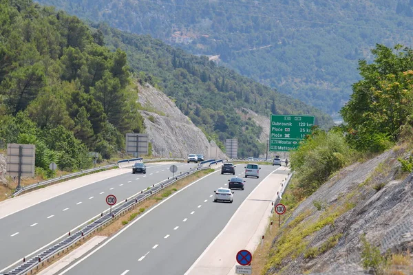 Hırvatistan 'ın Makarska kentinde 01.08.2023 plaj turistlerle dolu