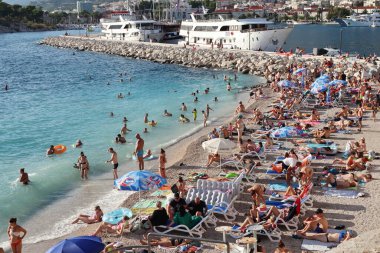 Hırvatistan 'ın Makarska kentinde 01.08.2023 plaj turistlerle dolu