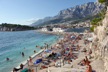 Hırvatistan 'ın Makarska kentinde 01.08.2023 plaj turistlerle dolu