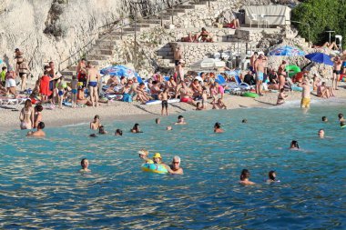 Hırvatistan 'ın Makarska kentinde 01.08.2023 plaj turistlerle dolu