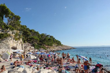 Hırvatistan 'ın Makarska kentinde 01.08.2023 plaj turistlerle dolu