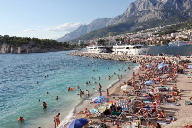 Hırvatistan 'ın Makarska kentinde 01.08.2023 plaj turistlerle dolu