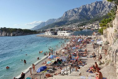 Hırvatistan 'ın Makarska kentinde 01.08.2023 plaj turistlerle dolu