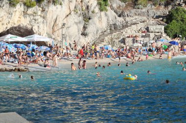 Hırvatistan 'ın Makarska kentinde 01.08.2023 plaj turistlerle dolu