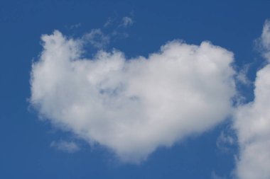 Bulutlu mavi gökyüzü