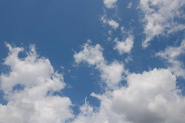 Mavi gökyüzünde beyaz kabarık bulutlar