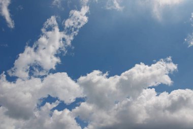 Beyaz bulutlu mavi gökyüzü.