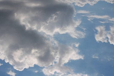 Bulutlu ve güneşli güzel gökyüzü