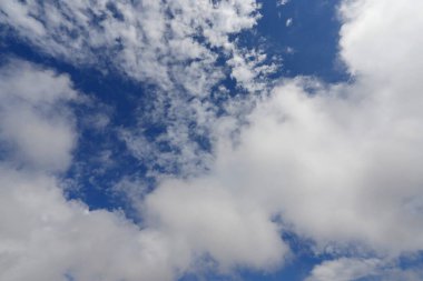 Bulutlu mavi gökyüzü