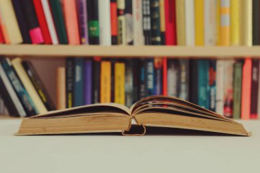 Tahta masadaki kitap yığını.
