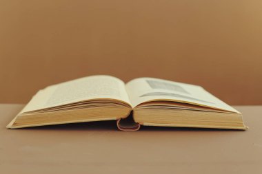 Tahta masanın üzerinde açık bir kitap