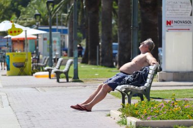Makarska, Hırvatistan, 16.08.2023. Turistler Hırvatistan 'da tatilin tadını çıkarıyor, yürüyor, fotoğraf çekiyor