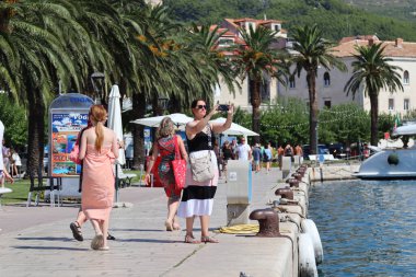 Makarska, Hırvatistan, 16.08.2023. Turistler Hırvatistan 'da tatilin tadını çıkarıyor, yürüyor, fotoğraf çekiyor
