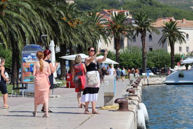 Makarska, Hırvatistan, 16.08.2023. Turistler Hırvatistan 'da tatilin tadını çıkarıyor, yürüyor, fotoğraf çekiyor