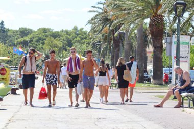 Makarska, Hırvatistan, 16.08.2023. Turistler Hırvatistan 'da tatilin tadını çıkarıyor, yürüyor, fotoğraf çekiyor