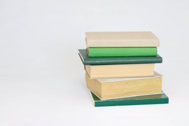 Beyaz arkaplan üzerine kitap yığını