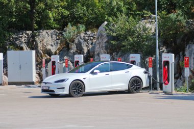 Vrgorac, Hırvatistan, 23 .08.2023. Trafik kazası, yolda devrilmiş bir araba.