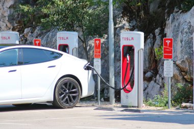 Vrgorac, Hırvatistan, 23 .08.2023. Trafik kazası, yolda devrilmiş bir araba.