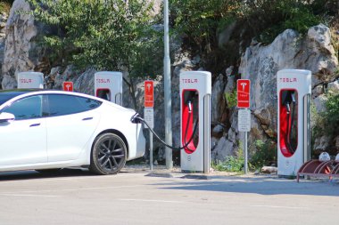 Vrgorac, Hırvatistan, 23 .08.2023. Trafik kazası, yolda devrilmiş bir araba.