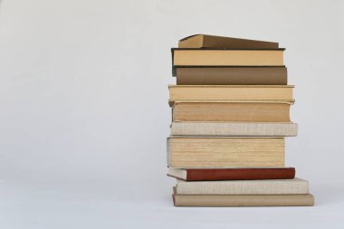 Vrgorac, Hırvatistan, 23 .08.2023. Trafik kazası, yolda devrilmiş bir araba.