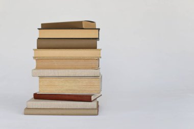 Vrgorac, Hırvatistan, 23 .08.2023. Trafik kazası, yolda devrilmiş bir araba.