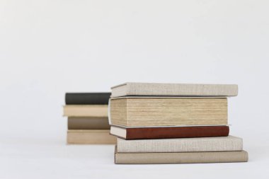 Vrgorac, Hırvatistan, 23 .08.2023. Trafik kazası, yolda devrilmiş bir araba.