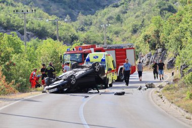 Vrgorac, Hırvatistan, 23 .08.2023. Trafik kazası, yolda devrilmiş bir araba.