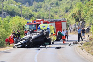 Vrgorac, Hırvatistan, 23 .08.2023. Trafik kazası, yolda devrilmiş bir araba.