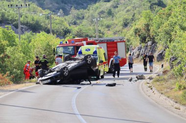 Vrgorac, Hırvatistan, 23 .08.2023. Trafik kazası, yolda devrilmiş bir araba.