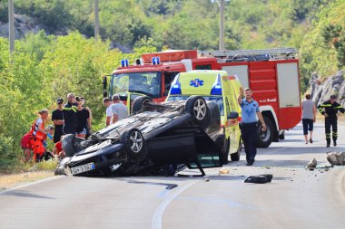 Vrgorac, Hırvatistan, 23 .08.2023. Trafik kazası, yolda devrilmiş bir araba.