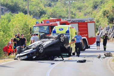 Vrgorac, Hırvatistan, 23 .08.2023. Trafik kazası, yolda devrilmiş bir araba.