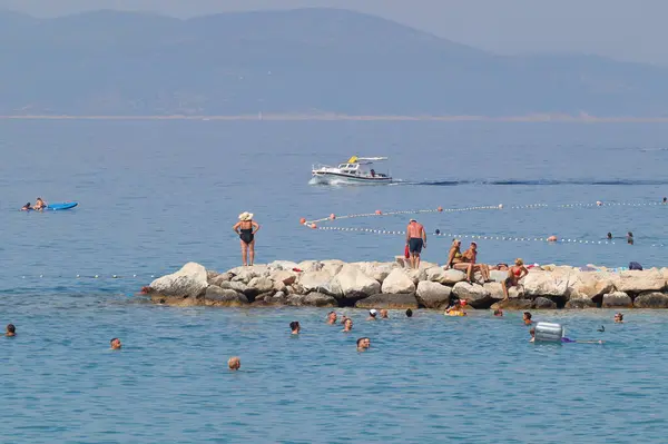 Makarska, 28.08.2023 Avrupalı turist Hırvatistan 'ın güneyindeki plajların keyfini çıkarıyor