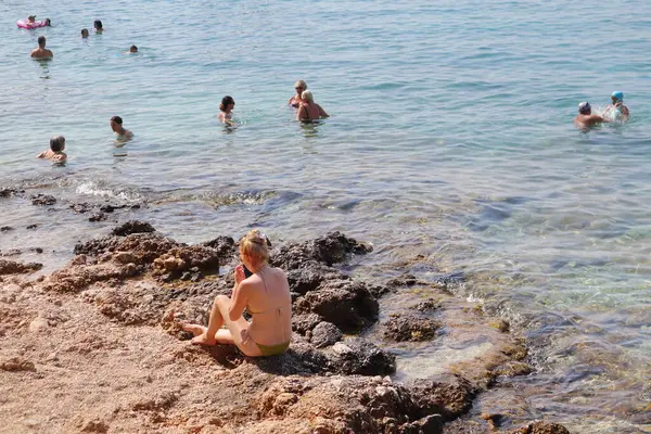 Makarska, 28.08.2023 Avrupalı turist Hırvatistan 'ın güneyindeki plajların keyfini çıkarıyor