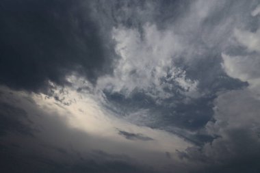 Fırtınadan önce dramatik kara bulutlar