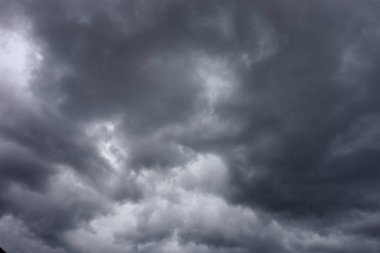 Fırtınadan önce dramatik kara bulutlar