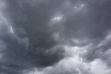 Fırtınadan önce dramatik kara bulutlar