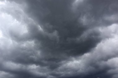 Fırtınadan önce dramatik kara bulutlar