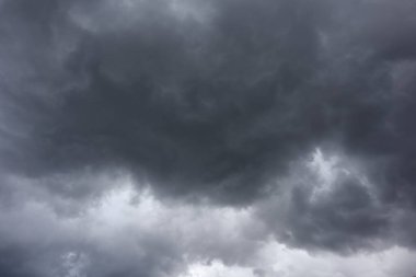 Fırtınadan önce dramatik kara bulutlar