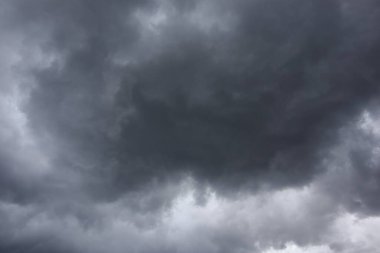 Fırtınadan önce dramatik kara bulutlar