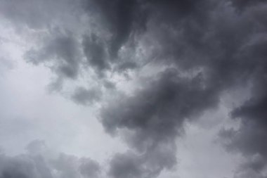 Fırtınadan önce dramatik kara bulutlar