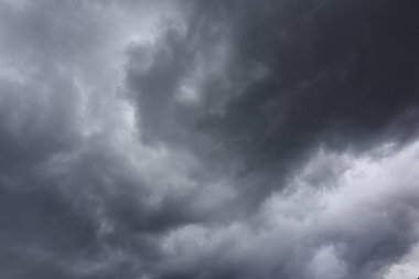 Fırtınadan önce dramatik kara bulutlar