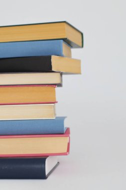 Beyaz arkaplan üzerine kitap yığını
