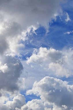 Mavi gökyüzündeki bulutlar