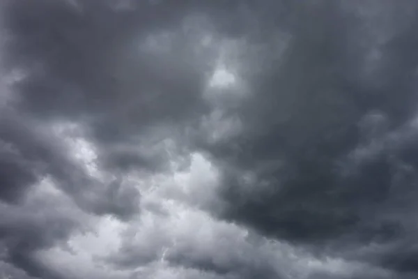 Темные Облака Перед Бурей — стоковое фото